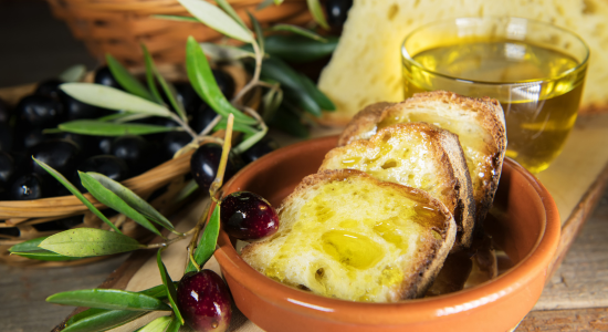 Mit unserem kaltgepressten Olivenöl wird jedes Gericht ein Gedicht 🌿